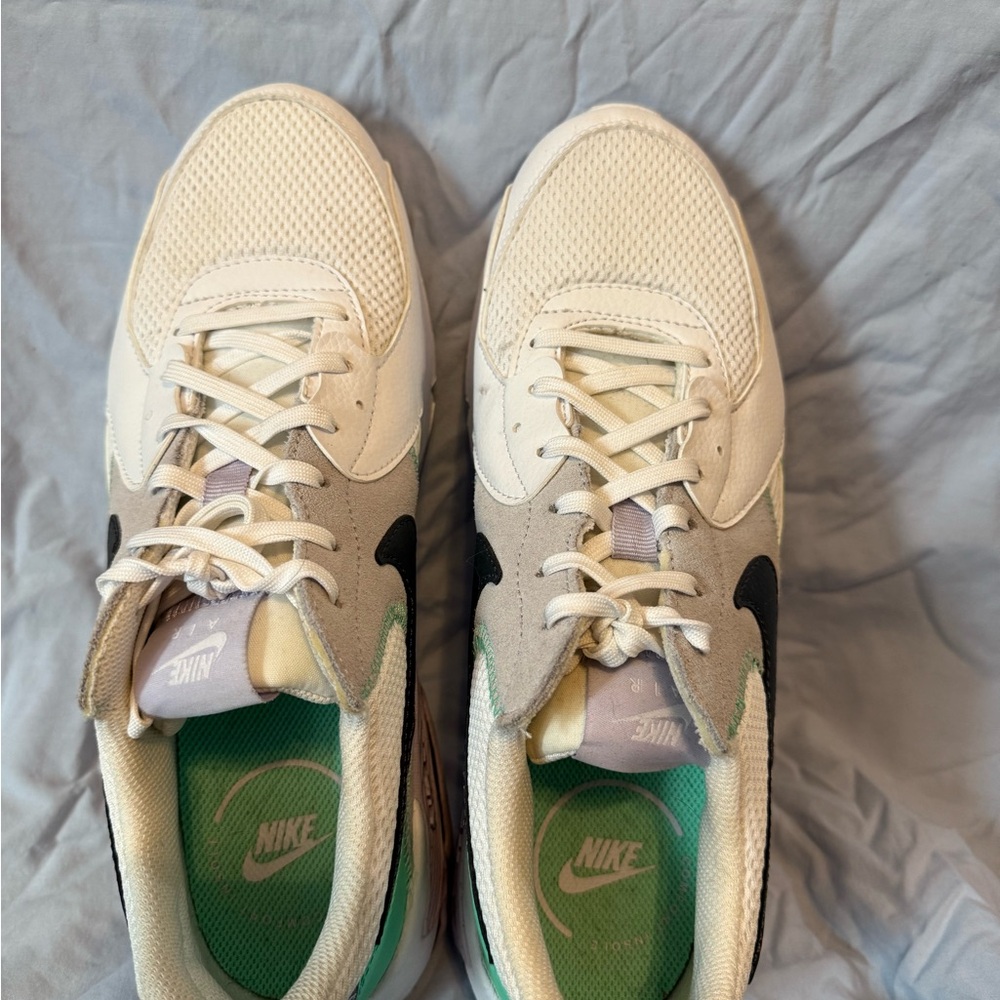 EUC Nike White and Green Sneakers